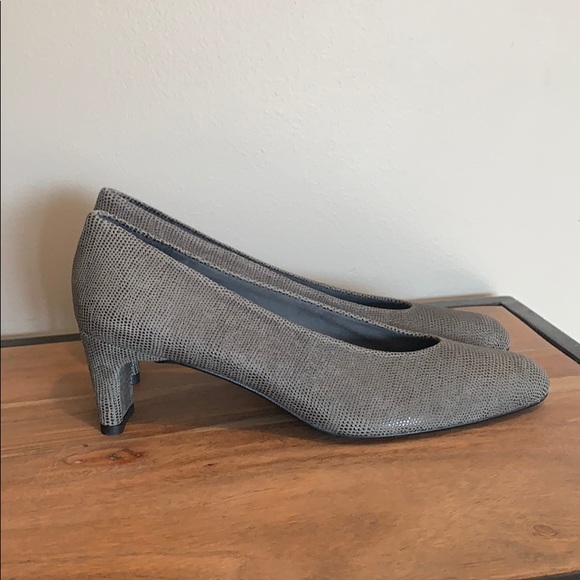 STUART WEITZMAN Gray Textured Block Heels - Picture 1 of 12